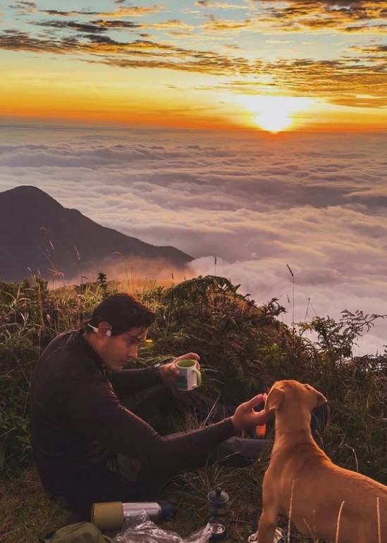 Sunrise above a sea of clouds from the summit of Cerro Kennedy